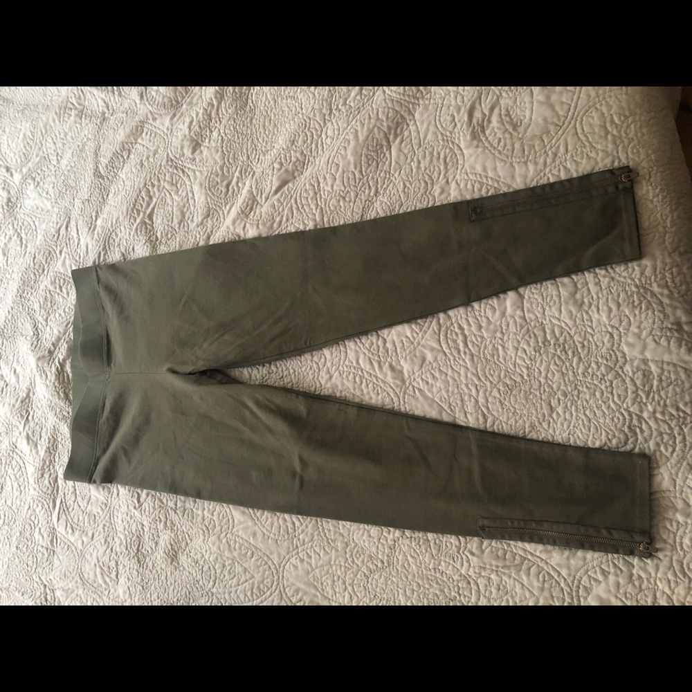 Women’s American Eagle size medium leggings.